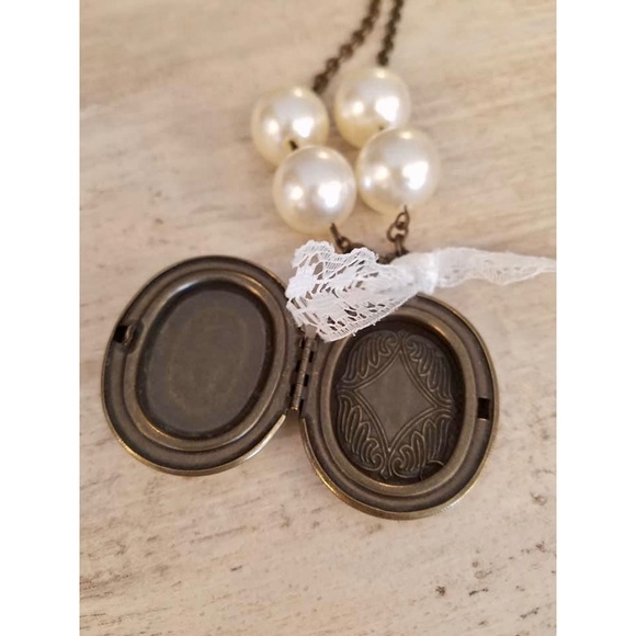 ✨NEW✨ Mother’s Locket - Picture 3 of 6